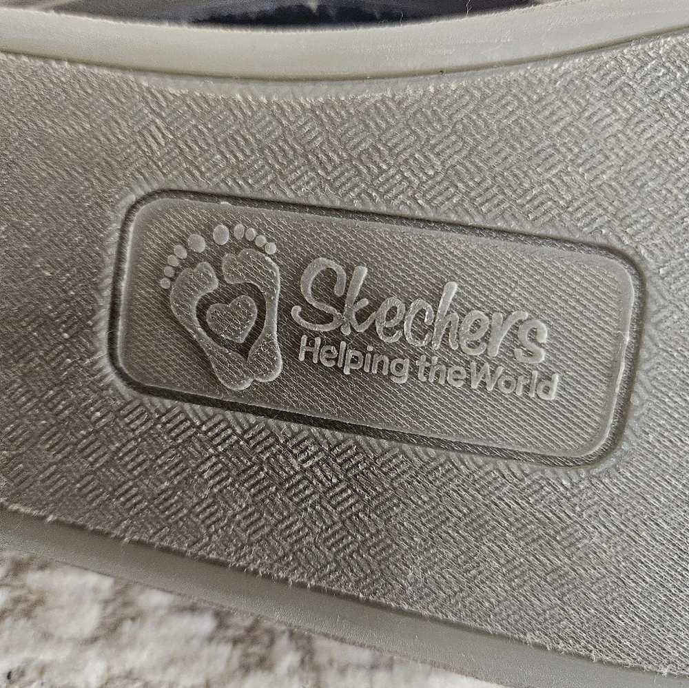 Womens sketchers Bob's size 8‎
